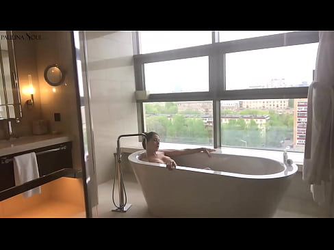 ❤️ Obrovská kočka vášnivě si honí kundu v koupelně ️❌ Porno video u nás ﹏