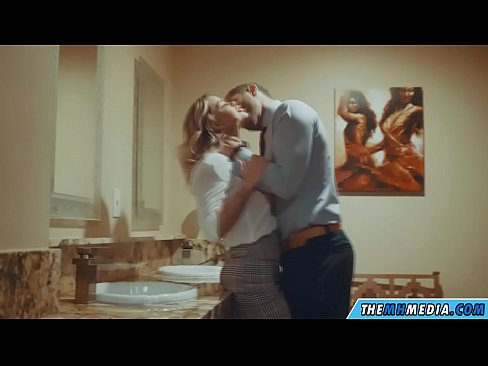 ❤️ Když vás na veřejných záchodcích svádí prsatá blondýna. ️❌ Porno video u nás ﹏